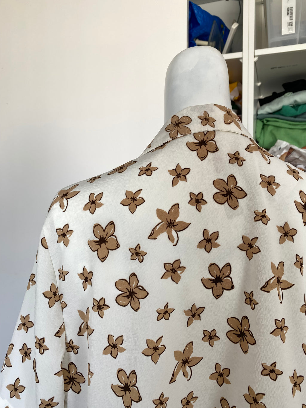 Froufrou • T. 34 à 38 • Chemise blanche fleurs beige