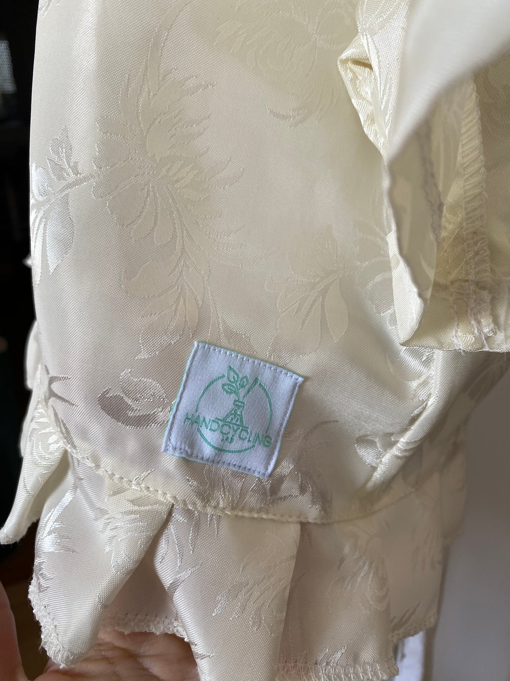 Froufrou • T. 34 à 38 • Chemise blanche satiné reliefs