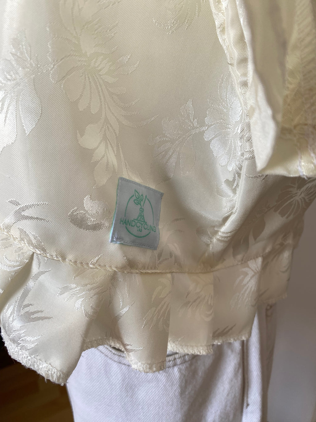 Froufrou • T. 34 à 38 • Chemise blanche satiné reliefs