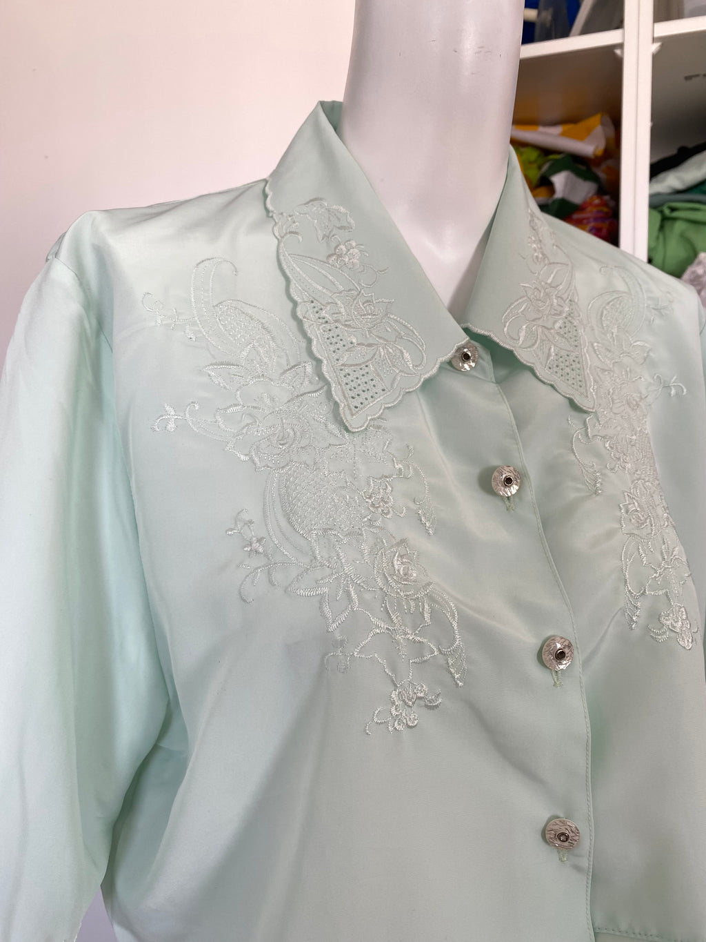 Froufrou • T. 34 à 38 • Chemise vert pastel brodée