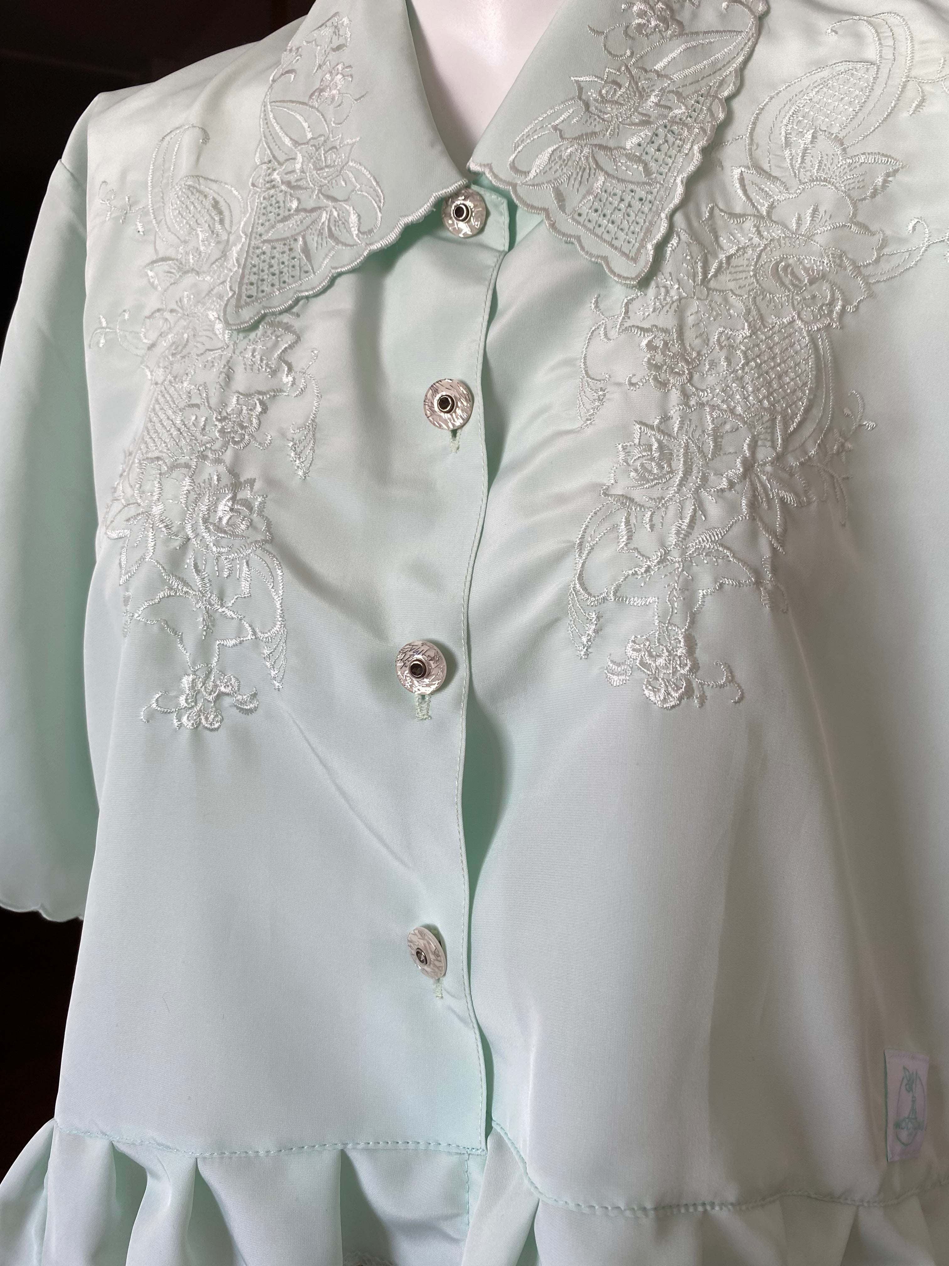 Froufrou • T. 34 à 38 • Chemise vert pastel brodée