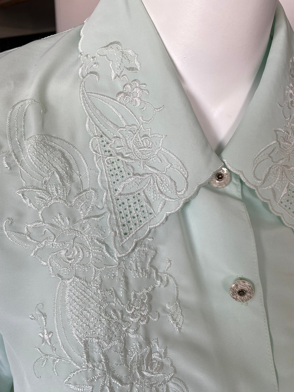 Froufrou • T. 34 à 38 • Chemise vert pastel brodée