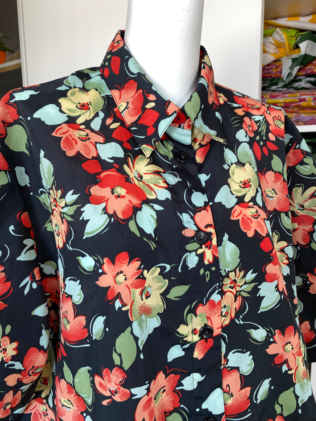 Froufrou • T. 36 à 44 • Chemise noir fleurie