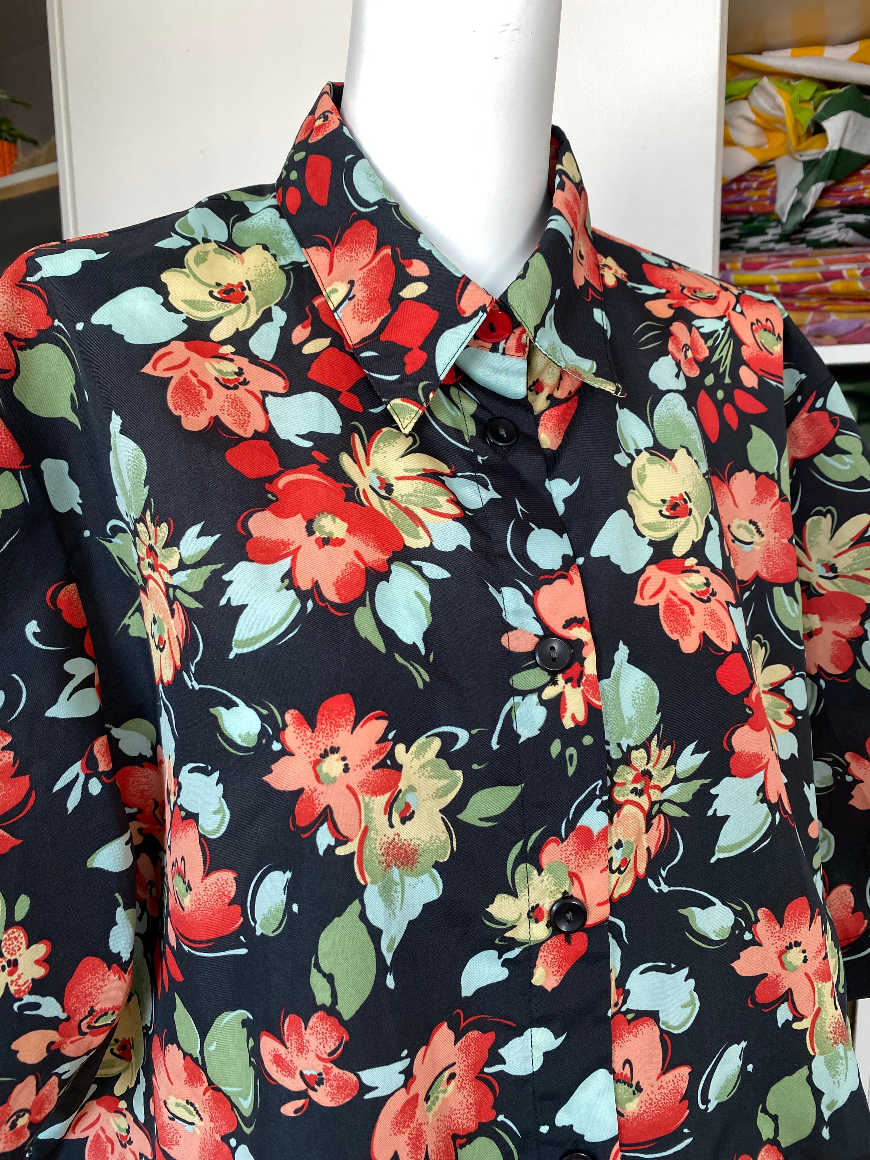 Froufrou • T. 36 à 44 • Chemise noir fleurie