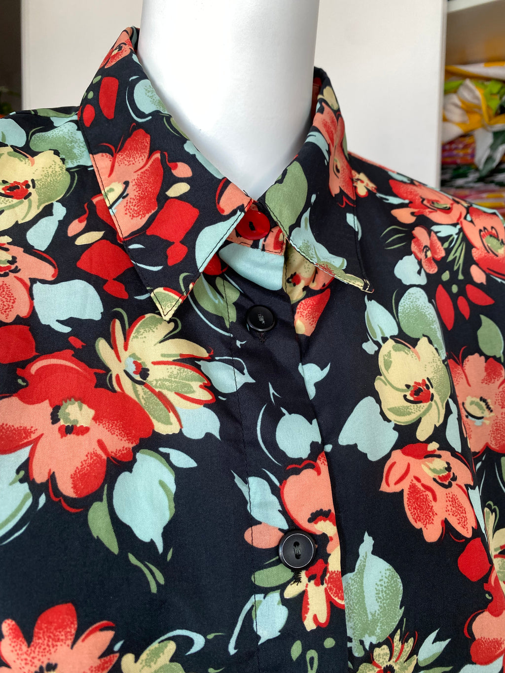 Froufrou • T. 36 à 44 • Chemise noir fleurie