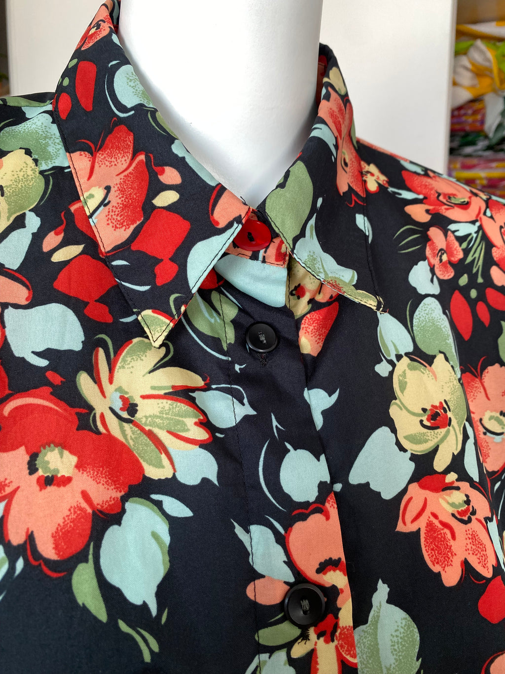 Froufrou • T. 36 à 44 • Chemise noir fleurie