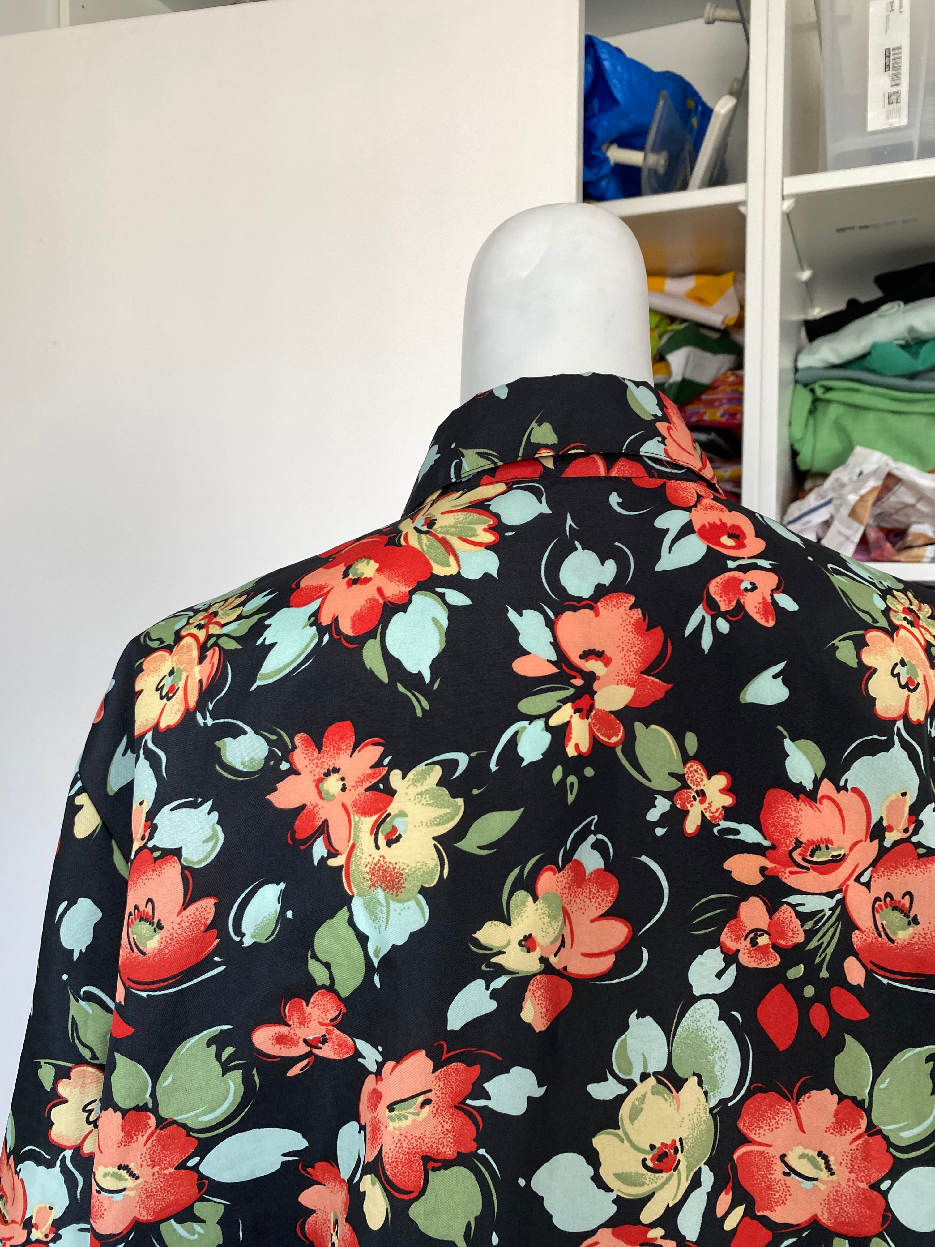Froufrou • T. 36 à 44 • Chemise noir fleurie
