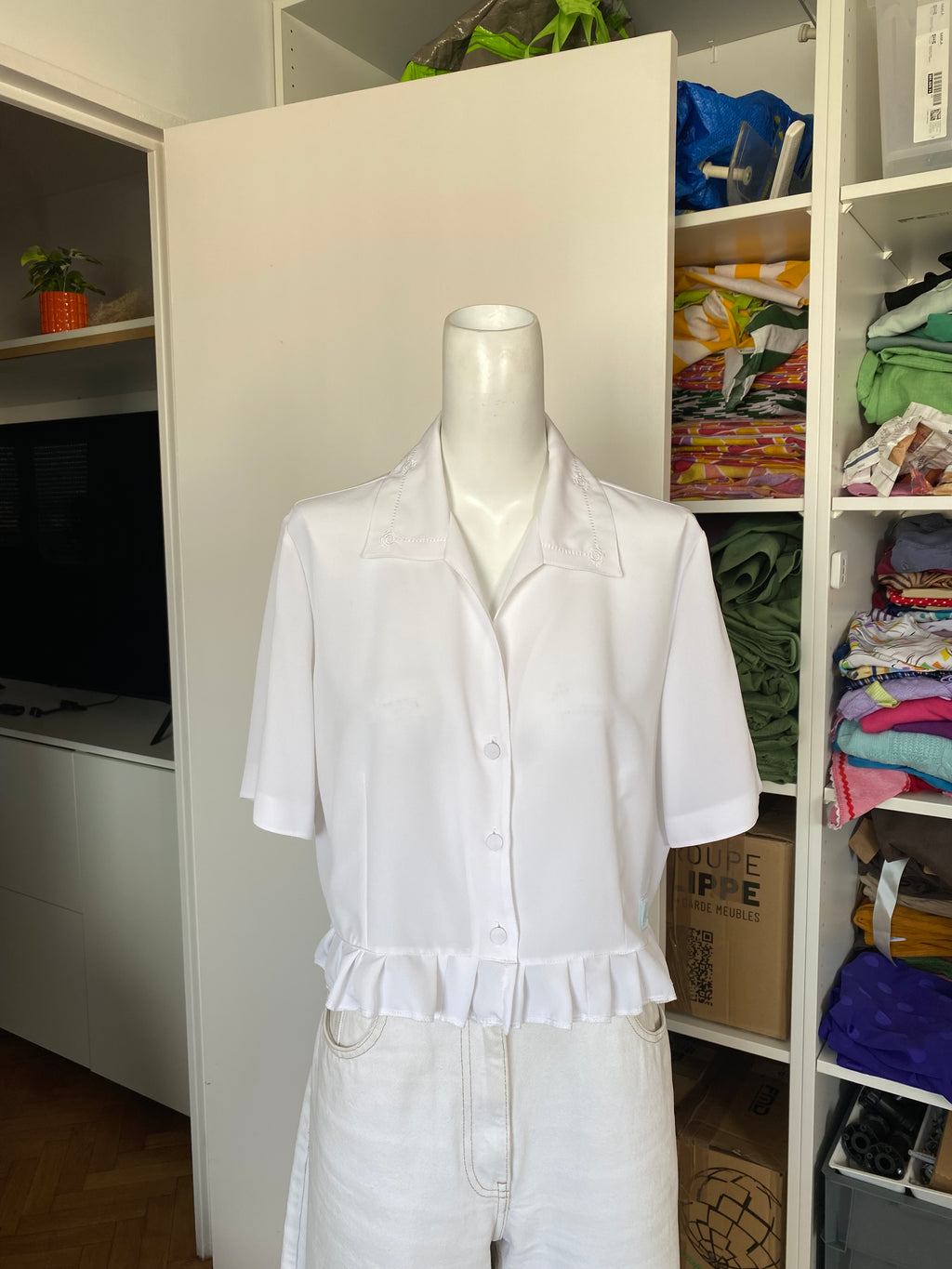 Froufrou • T. 34 à 38 • Chemise crop top blanche col brodé