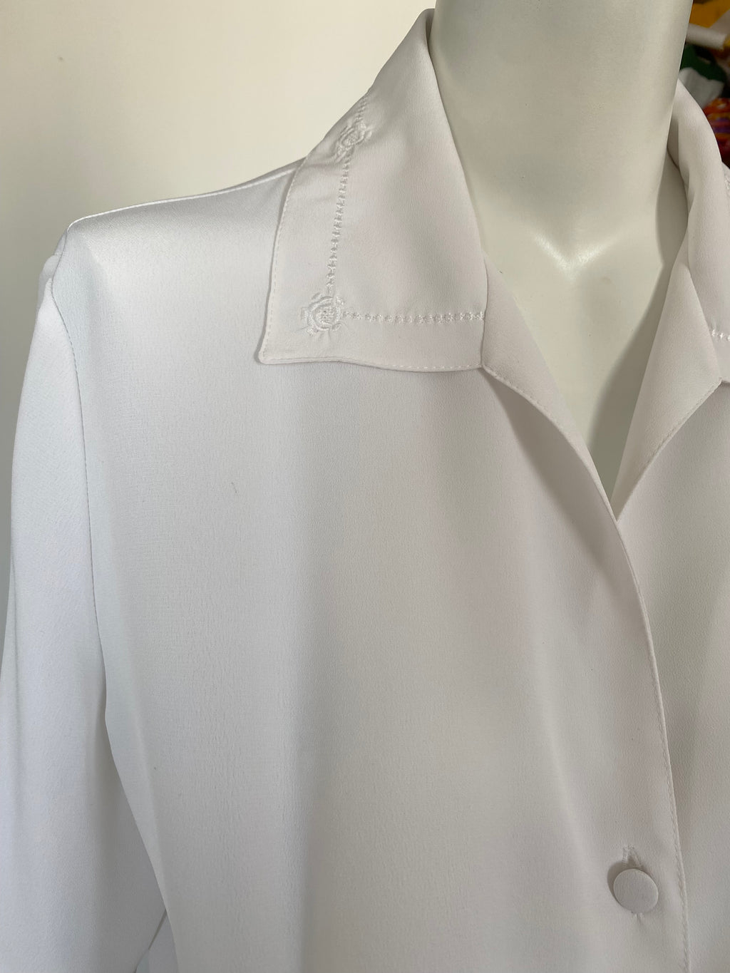 Froufrou • T. 34 à 38 • Chemise crop top blanche col brodé