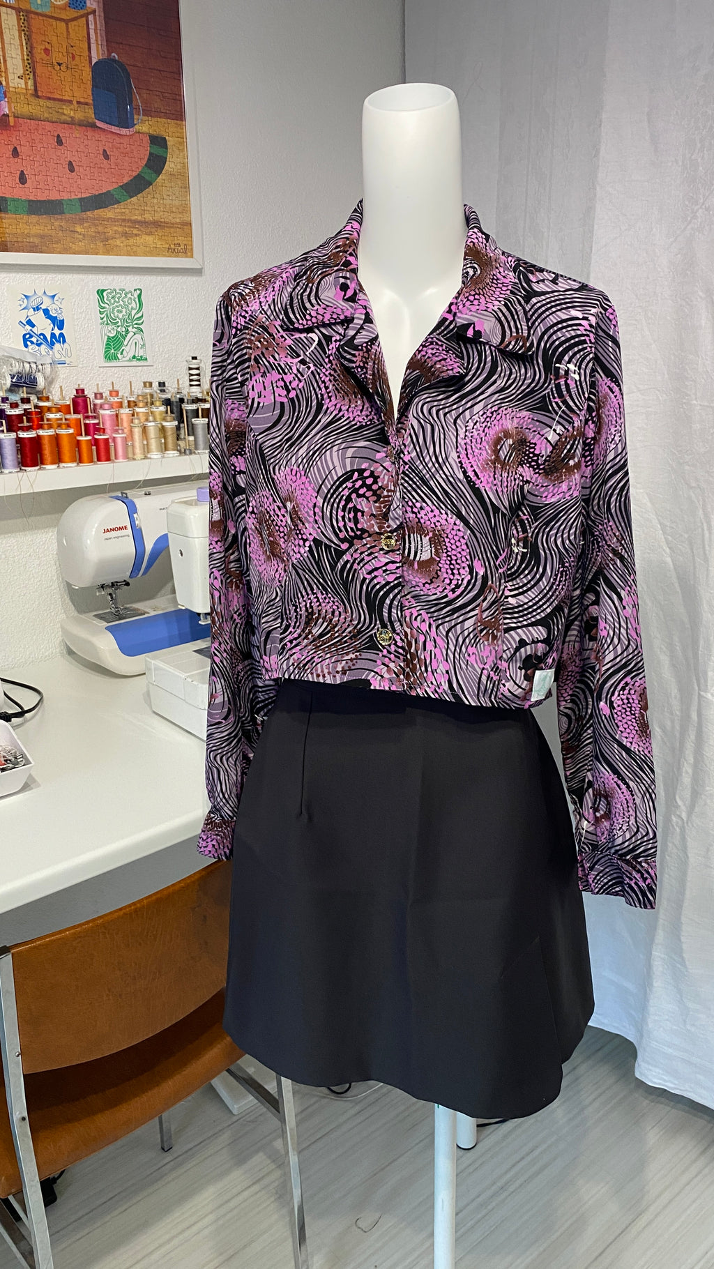 Chemise cropped • T. 34 à 38 • Chemise courte manches longues violette et noire motifs