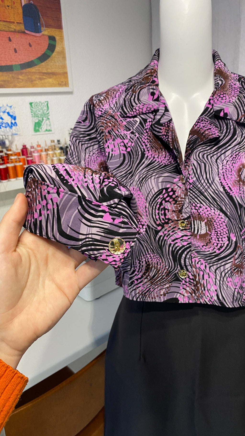 Chemise cropped • T. 34 à 38 • Chemise courte manches longues violette et noire motifs