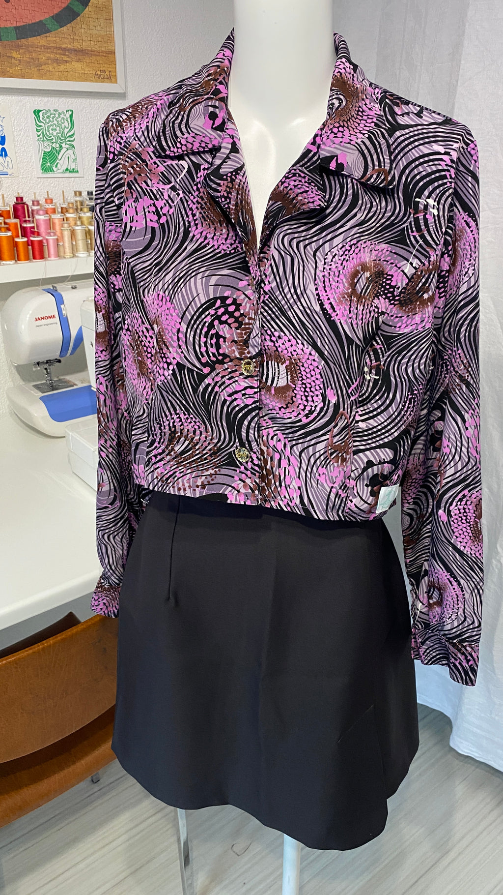 Chemise cropped • T. 34 à 38 • Chemise courte manches longues violette et noire motifs