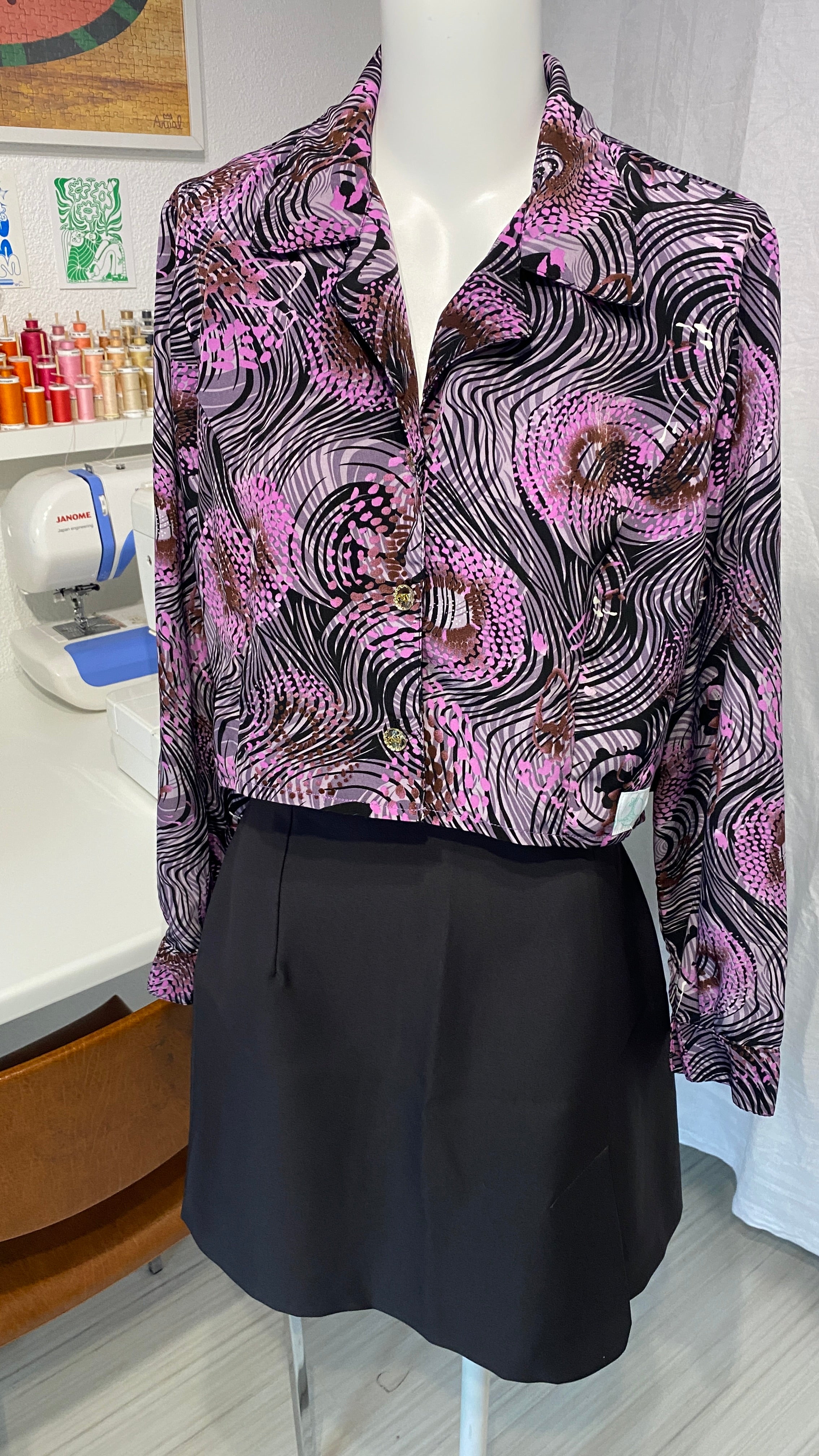 Chemise cropped • T. 34 à 38 • Chemise courte manches longues violette et noire motifs