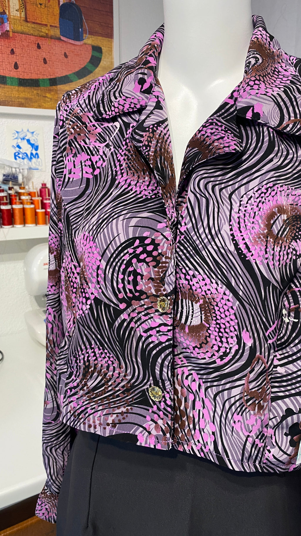 Chemise cropped • T. 34 à 38 • Chemise courte manches longues violette et noire motifs