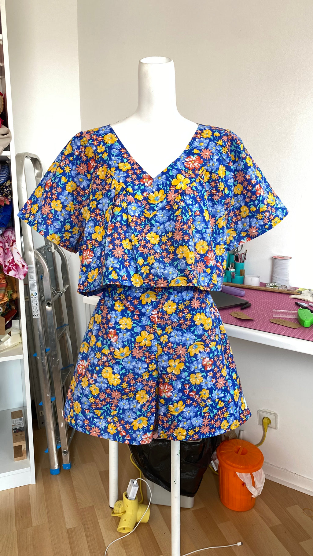 Ensemble short • T. L  • ensemble bleu fleuris
