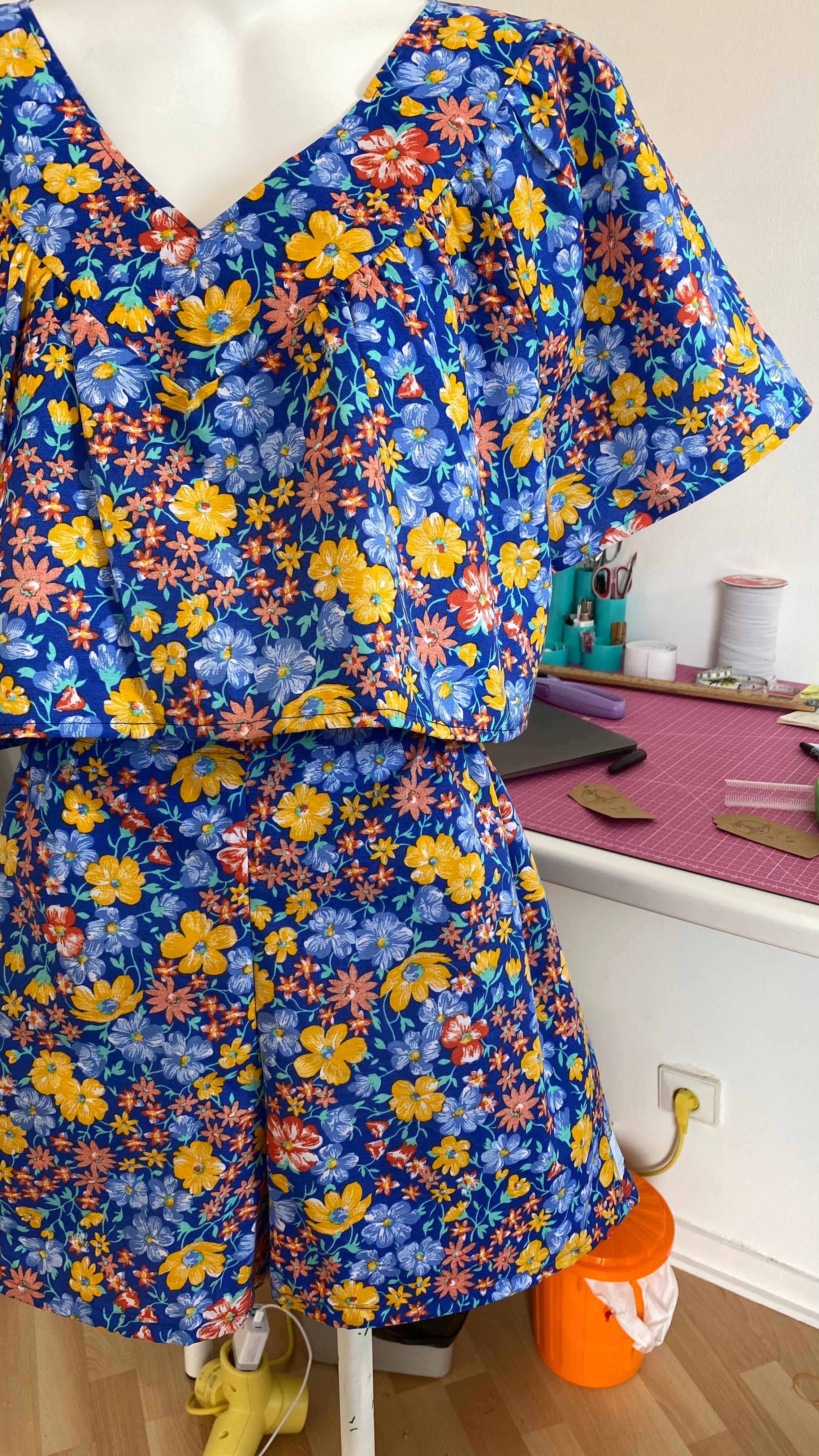Ensemble short • T. L  • ensemble bleu fleuris