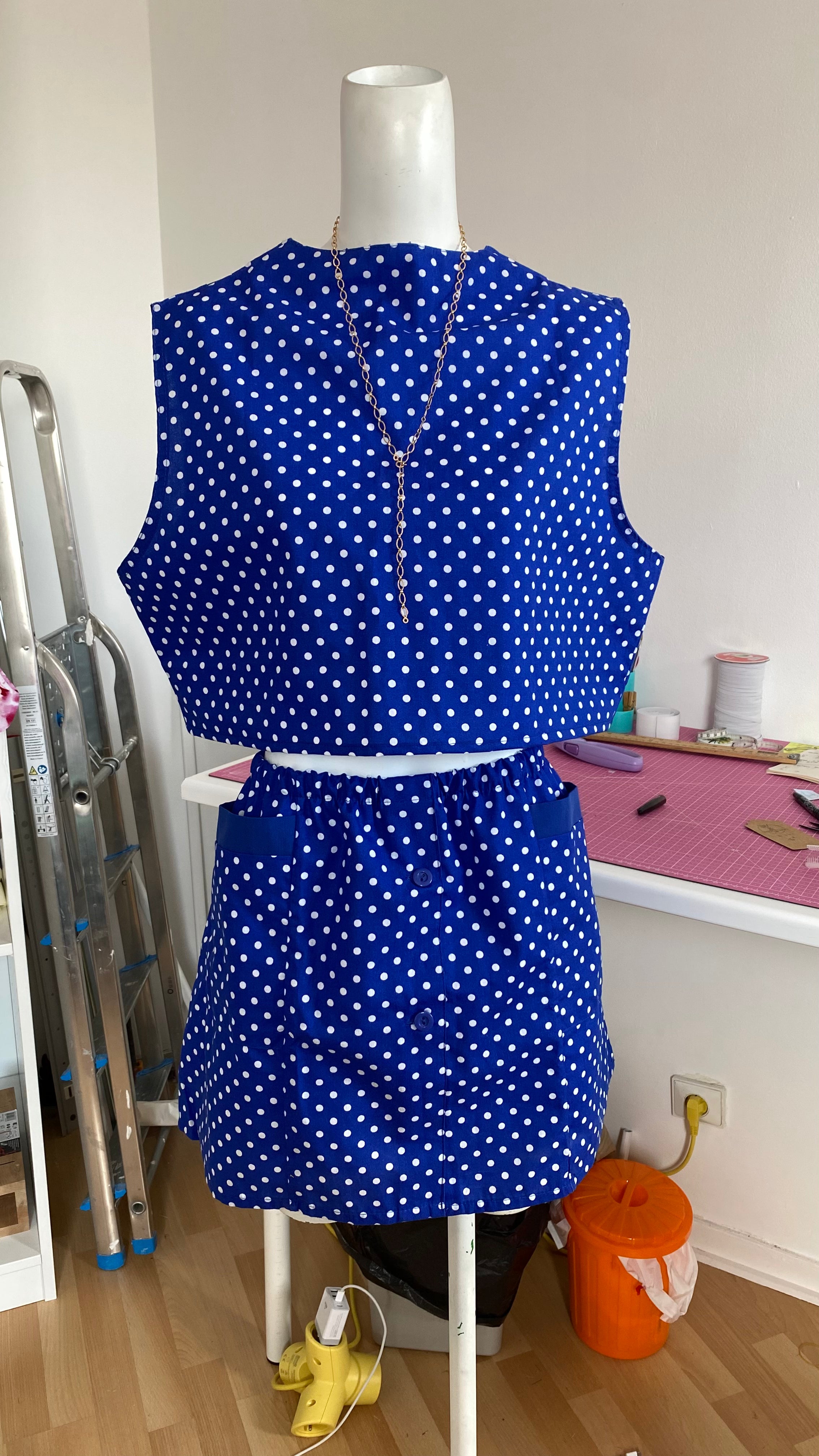 Ensemble  jupe • T. M/L  • ensemble coloré bleu à pois blanc