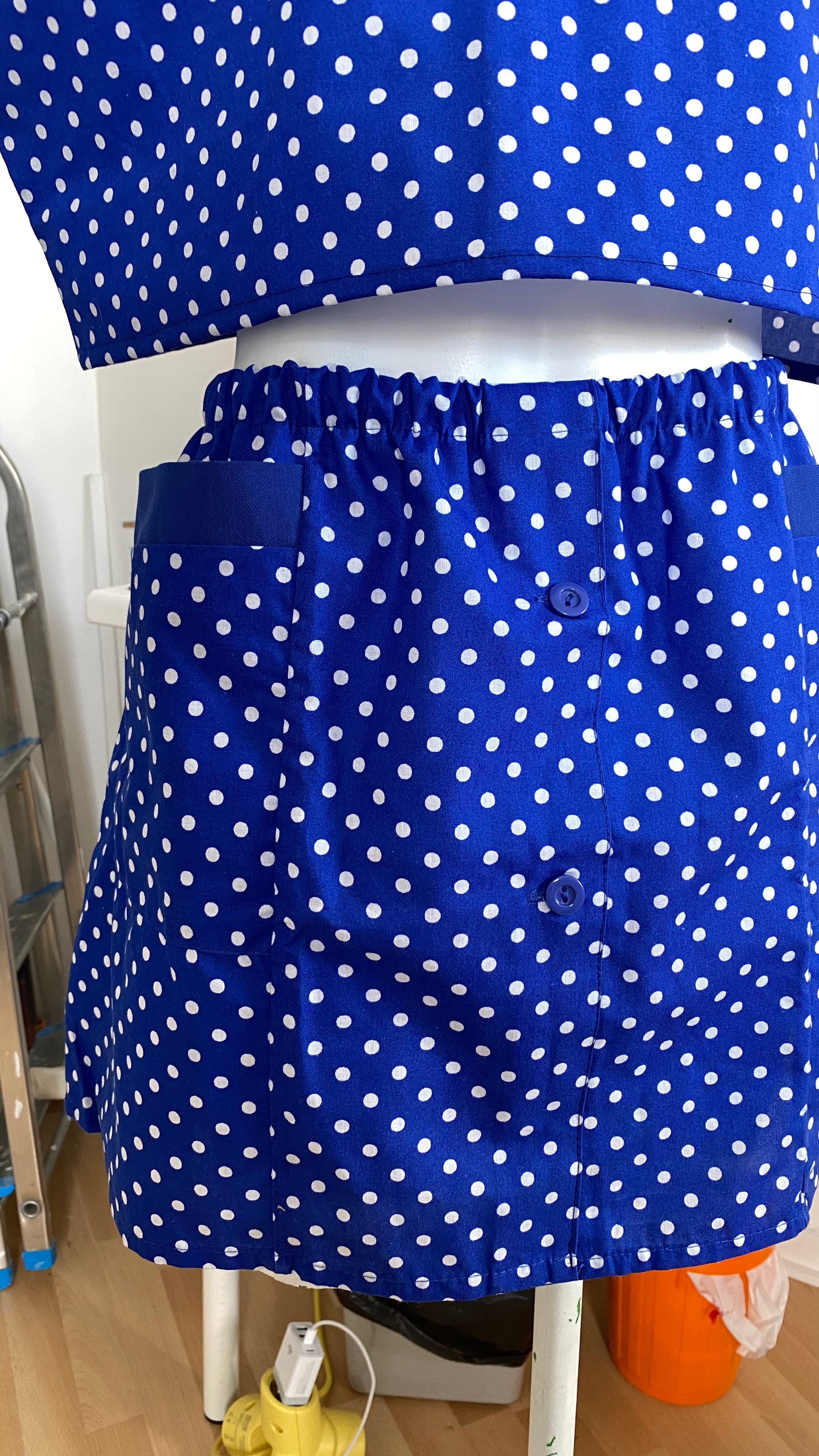 Ensemble  jupe • T. M/L  • ensemble coloré bleu à pois blanc