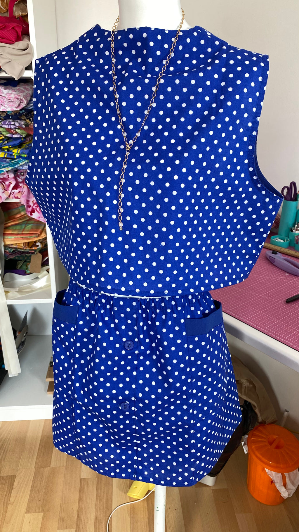 Ensemble  jupe • T. M/L  • ensemble coloré bleu à pois blanc