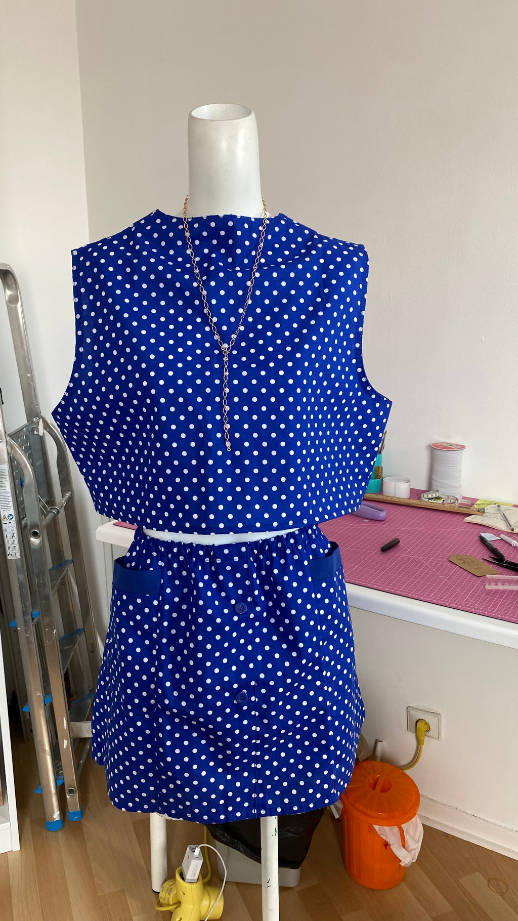 Ensemble  jupe • T. M/L  • ensemble coloré bleu à pois blanc