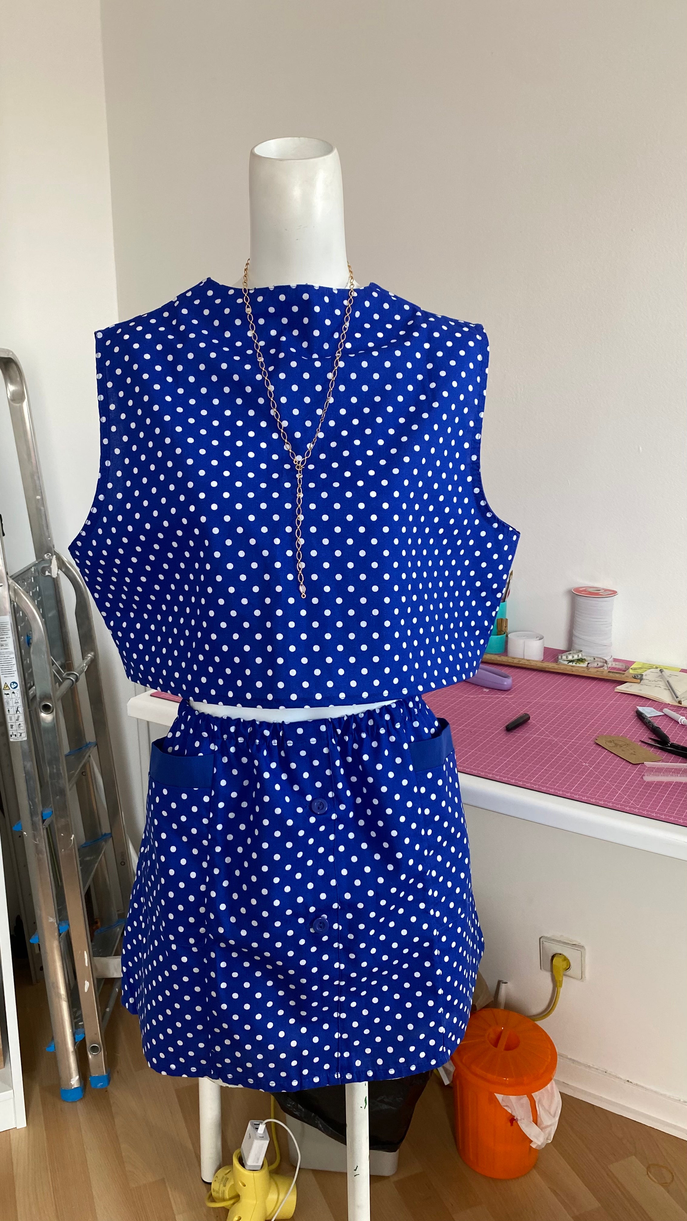 Ensemble  jupe • T. M/L  • ensemble coloré bleu à pois blanc