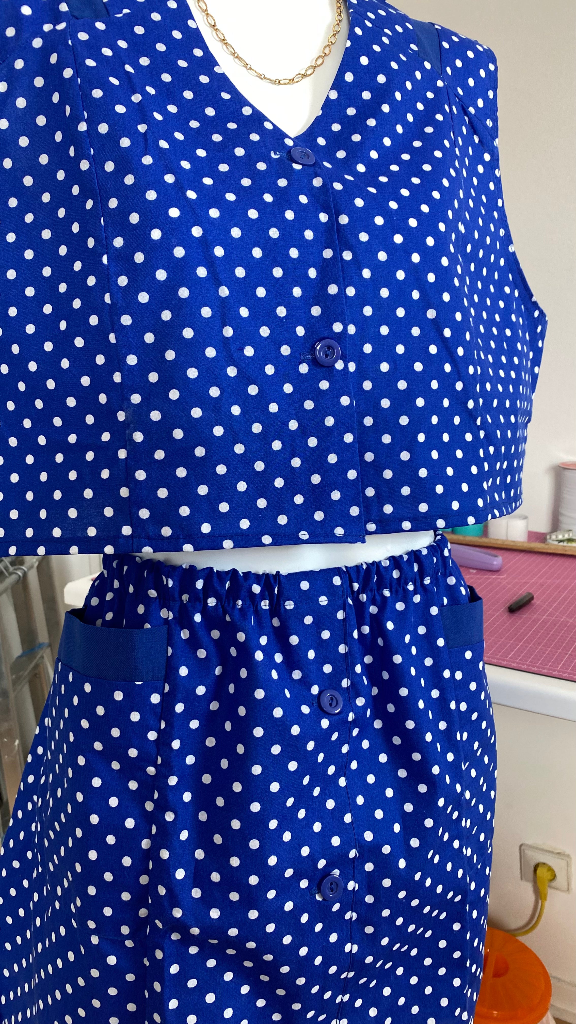 Ensemble  jupe • T. M/L  • ensemble coloré bleu à pois blanc