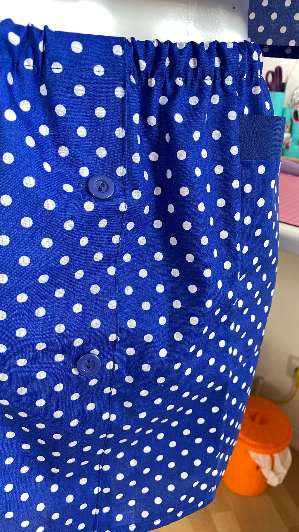 Ensemble  jupe • T. M/L  • ensemble coloré bleu à pois blanc
