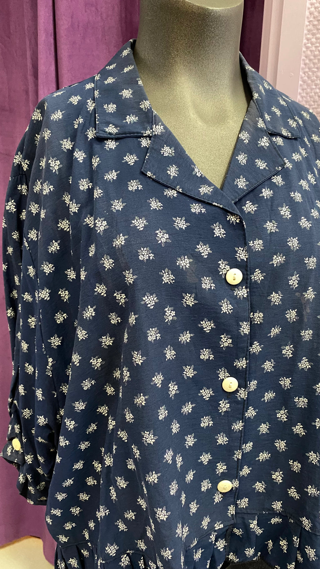 Froufrou • T. 42 à 48 • Chemise crop top bleu marine fleurie