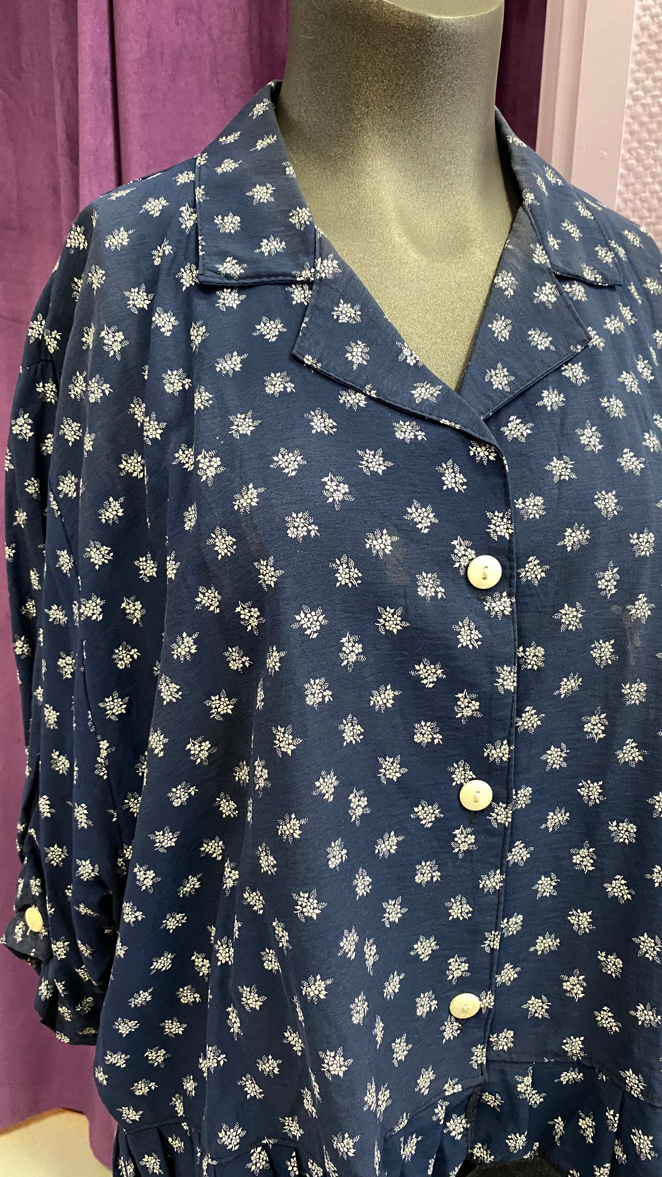 Froufrou • T. 42 à 48 • Chemise crop top bleu marine fleurie