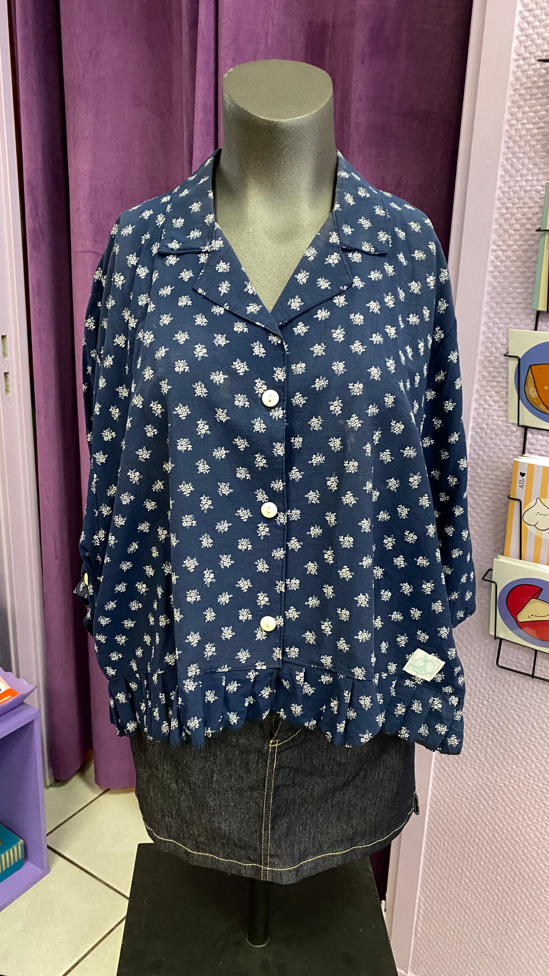 Froufrou • T. 42 à 48 • Chemise crop top bleu marine fleurie