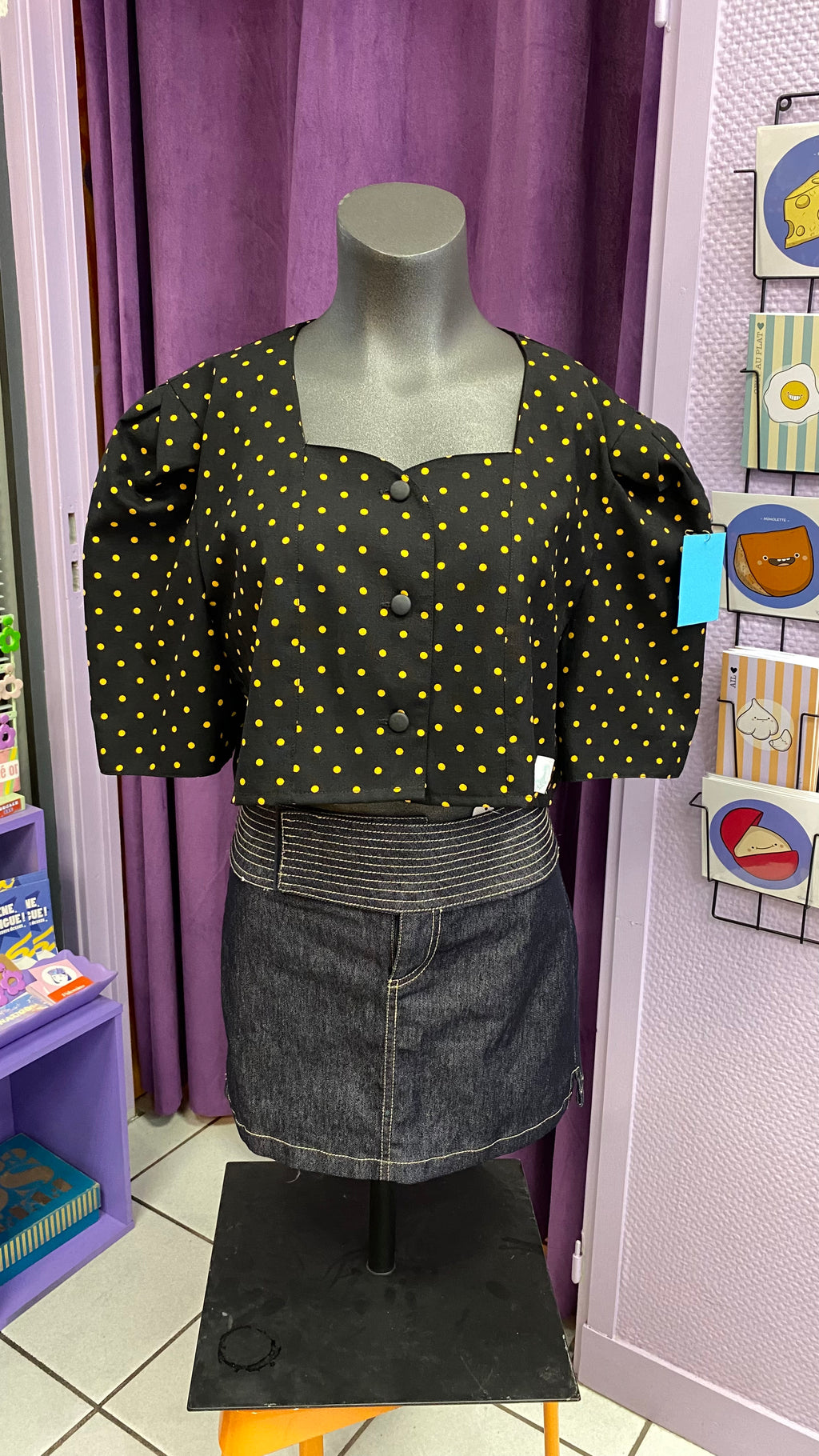 Cropped • T. 36 à 42 • Chemise crop top noir épaulettes pois jaunes