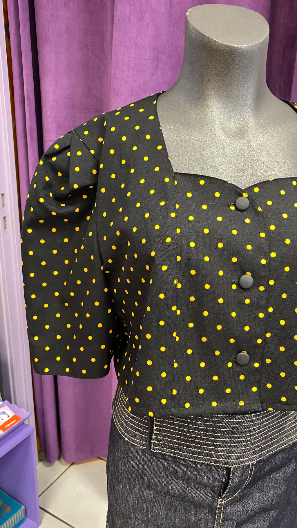 Cropped • T. 36 à 42 • Chemise crop top noir épaulettes pois jaunes