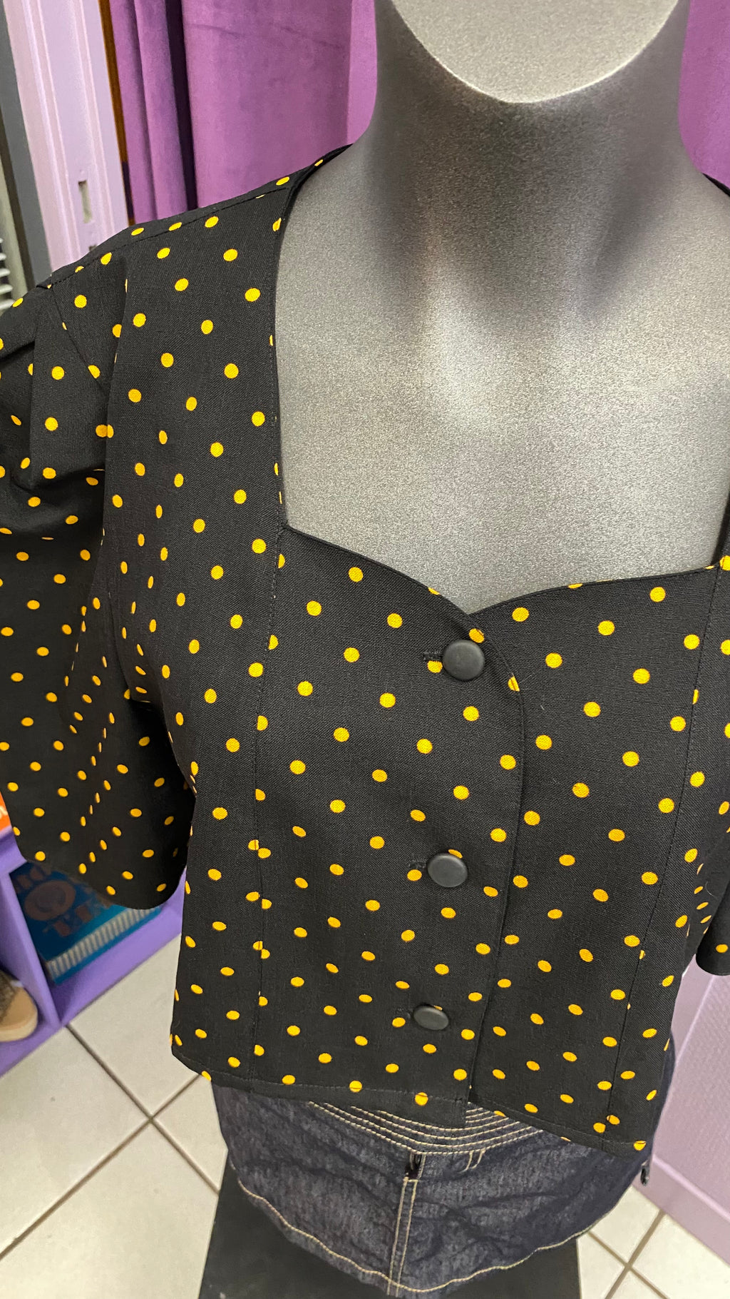 Cropped • T. 36 à 42 • Chemise crop top noir épaulettes pois jaunes