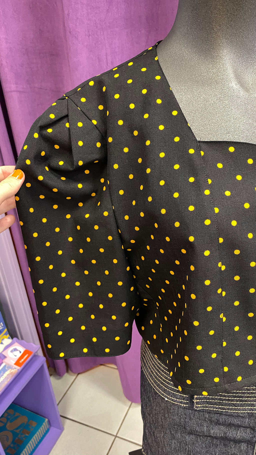 Cropped • T. 36 à 42 • Chemise crop top noir épaulettes pois jaunes