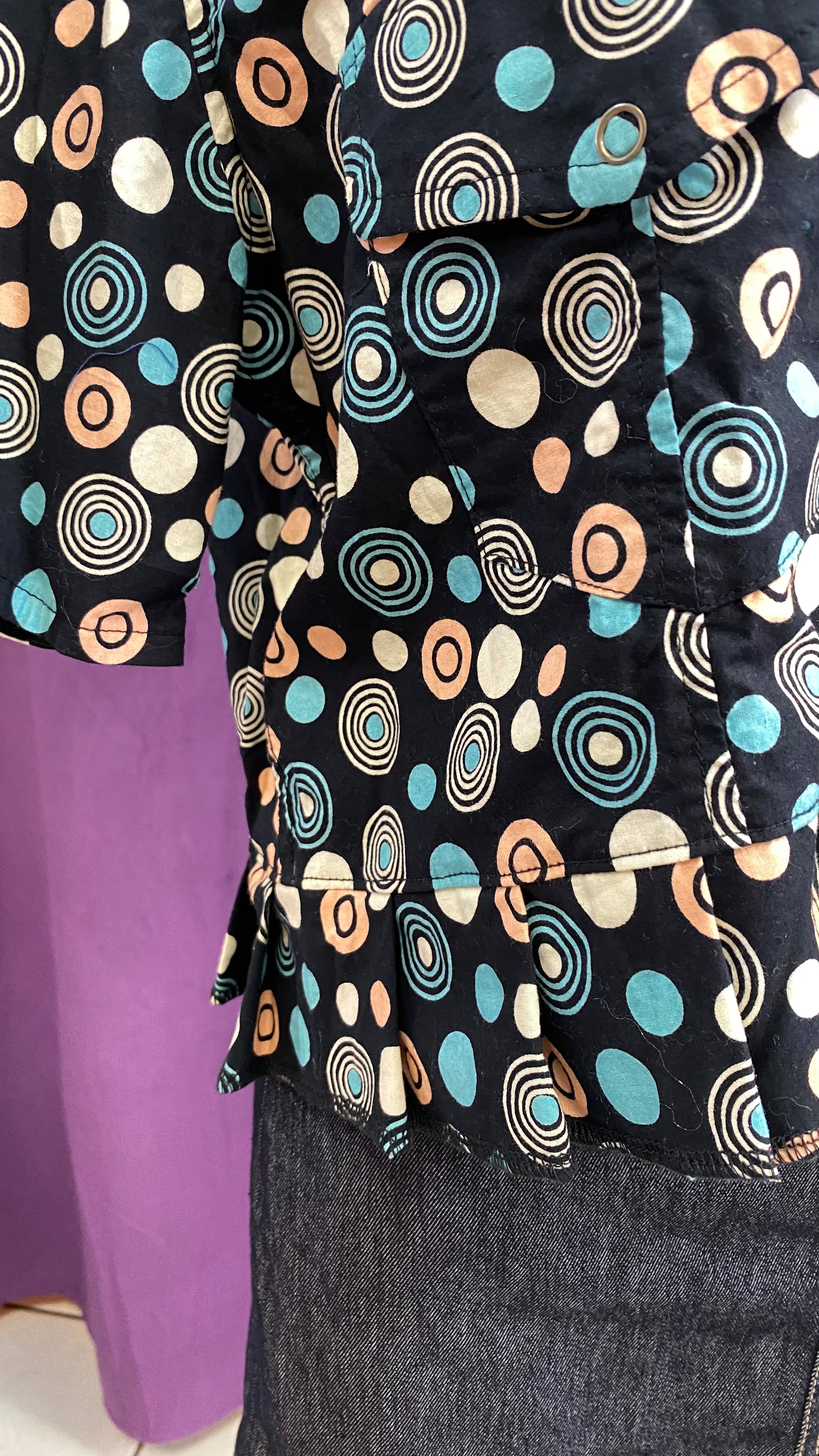 Froufrou • T. 36 à 40 • Chemise crop top noir motifs ronds