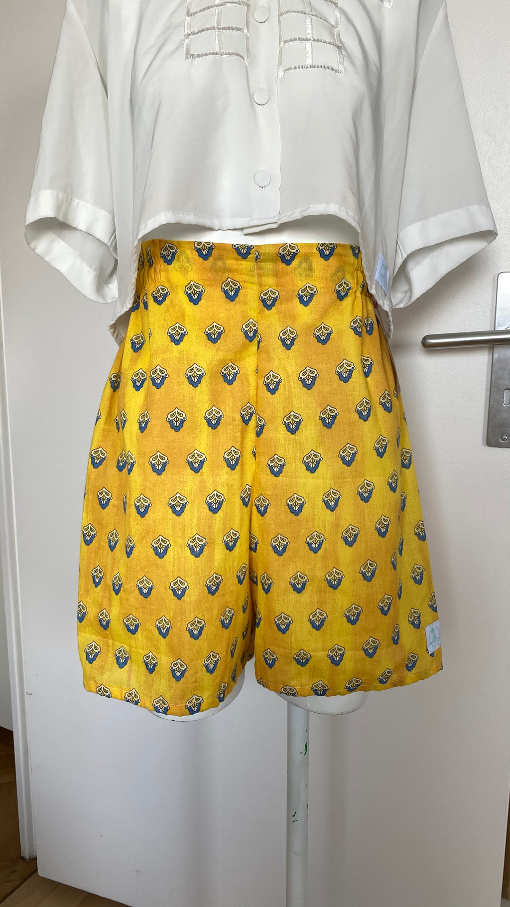 Short • T.S • Short upcyclé jaune motifs mouches provençales