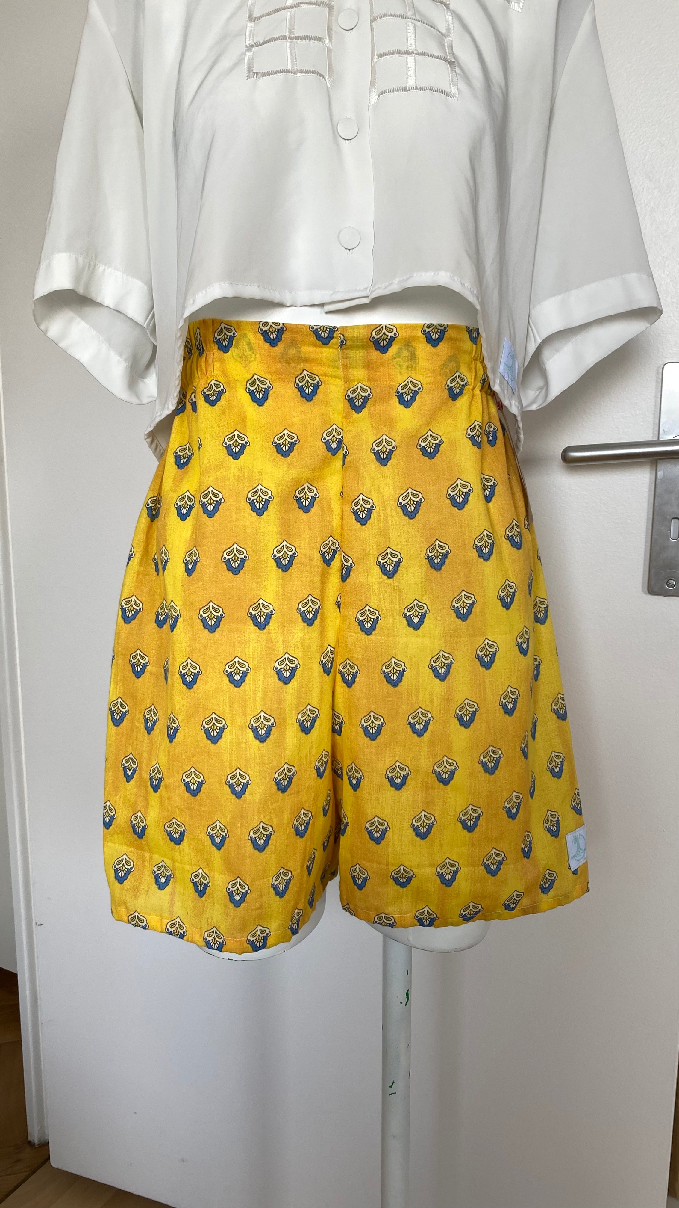 Short • T.S • Short upcyclé jaune motifs mouches provençales