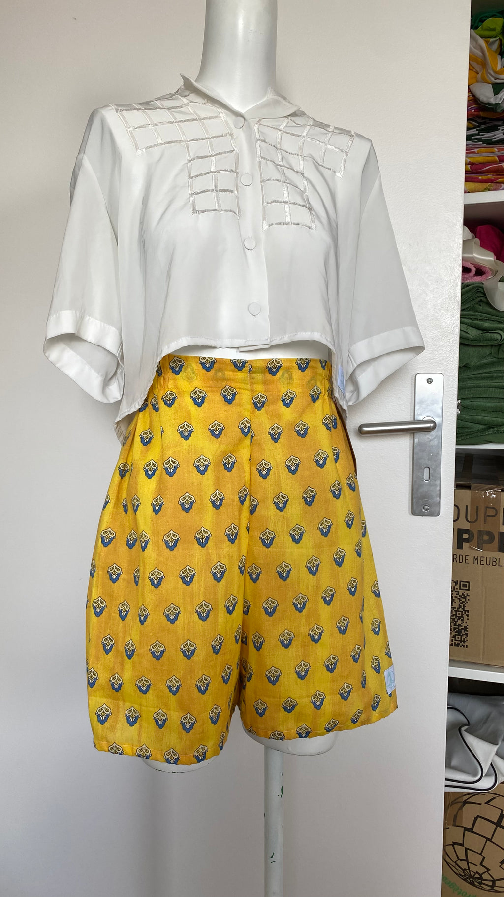 Short • T.S • Short upcyclé jaune motifs mouches provençales