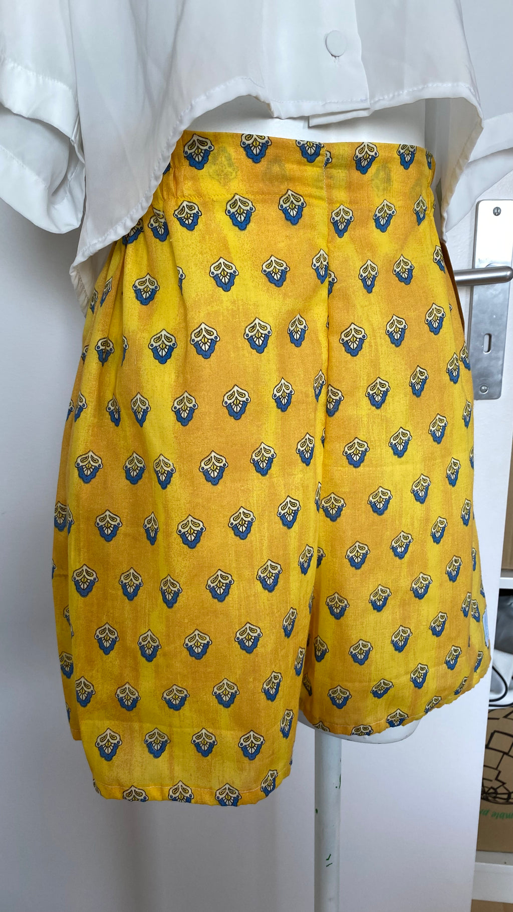 Short • T.S • Short upcyclé jaune motifs mouches provençales