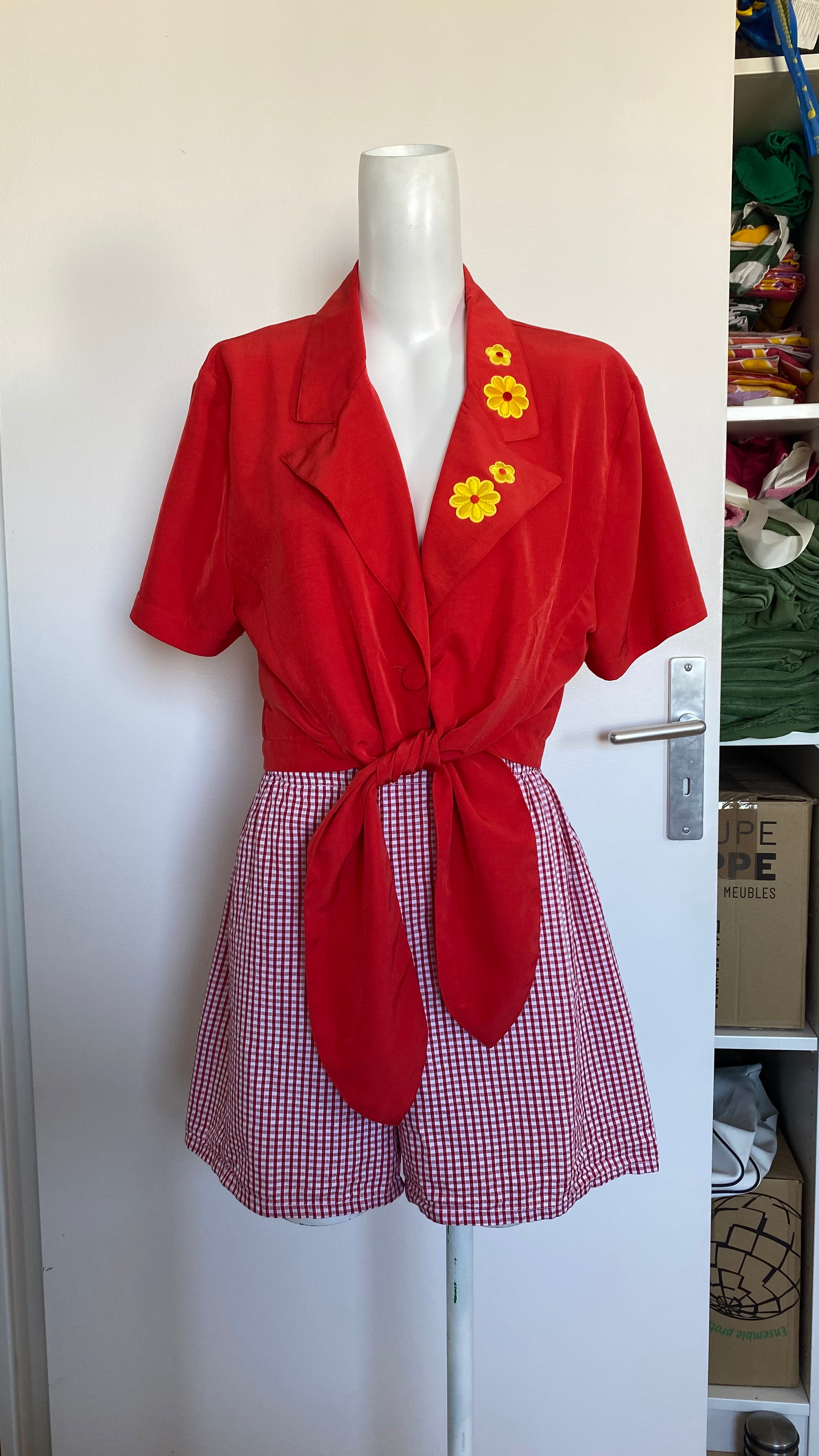 Cropped • T.34 à 36 • Chemise rouge à fleurs jaunes