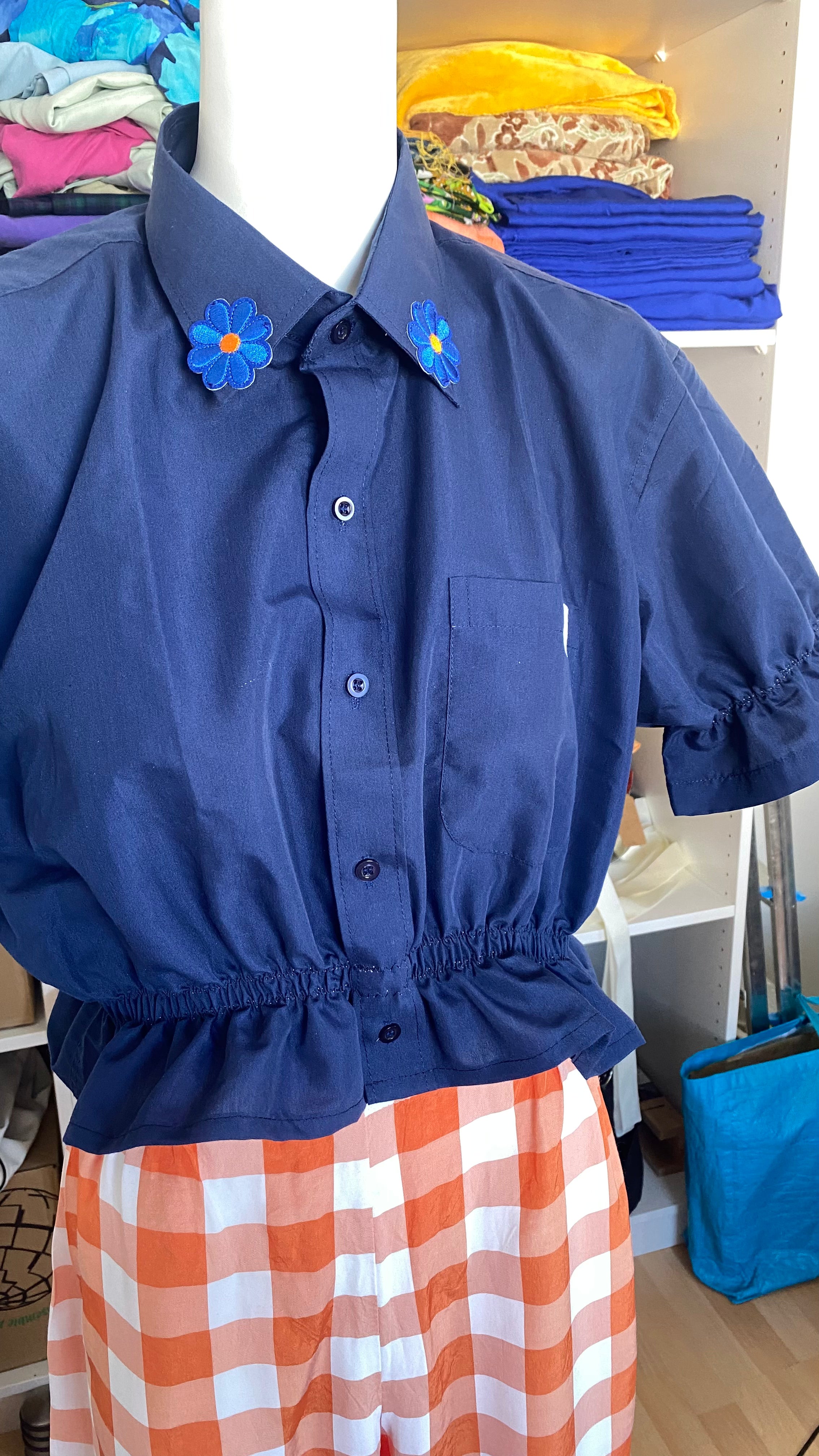 Intemporelle • T.32 à 36 • Chemise crop marine 2 fleurs