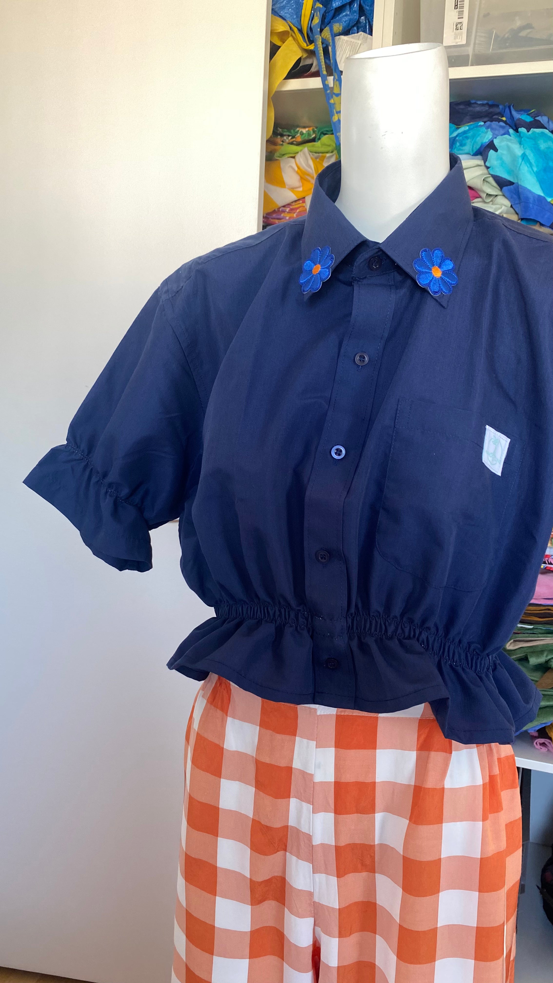 Intemporelle • T.32 à 36 • Chemise crop marine 2 fleurs