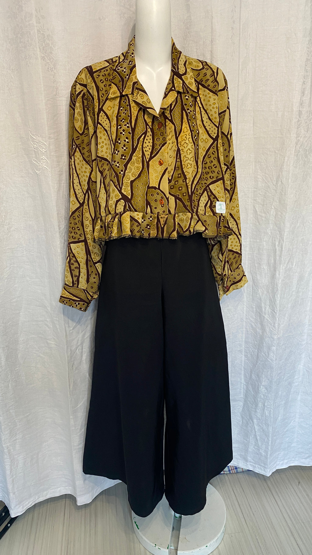 Chemise froufrou • T. 36 à 44 • Chemise courte manches longues motifs marron et jaune