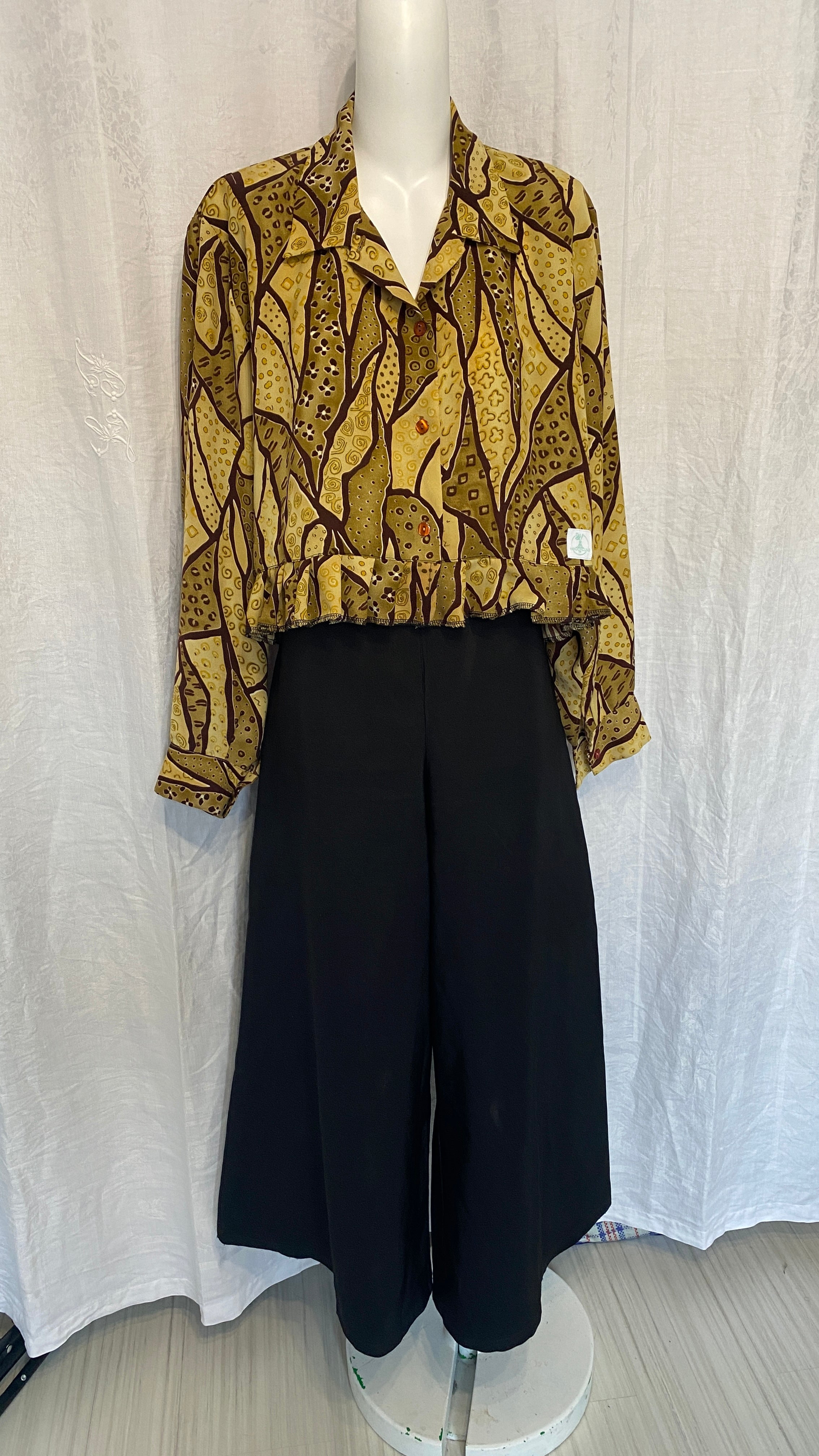 Chemise froufrou • T. 36 à 44 • Chemise courte manches longues motifs marron et jaune