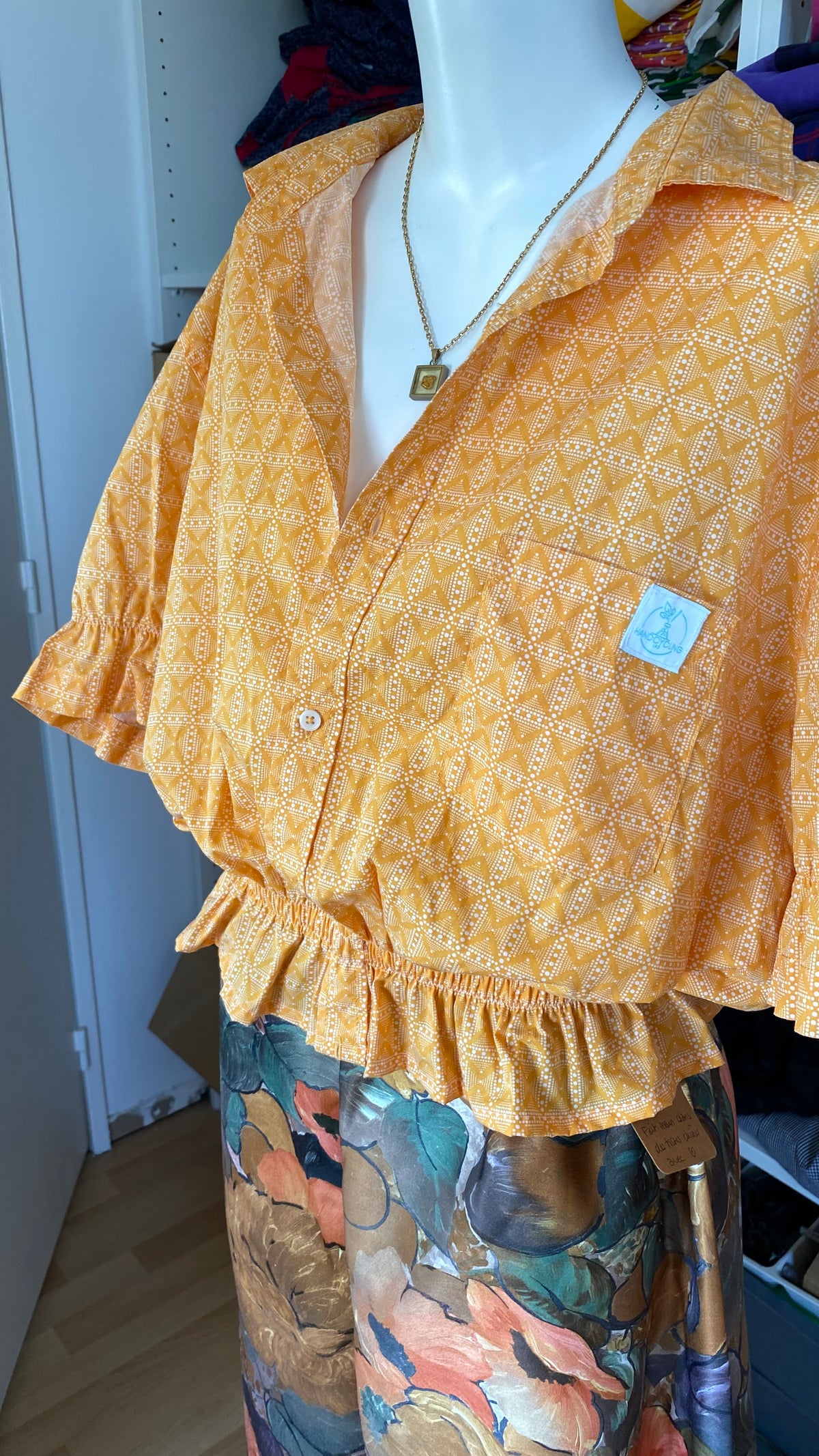 Intemporelle • T. 38 à 42 • Chemise crop orange à motifs