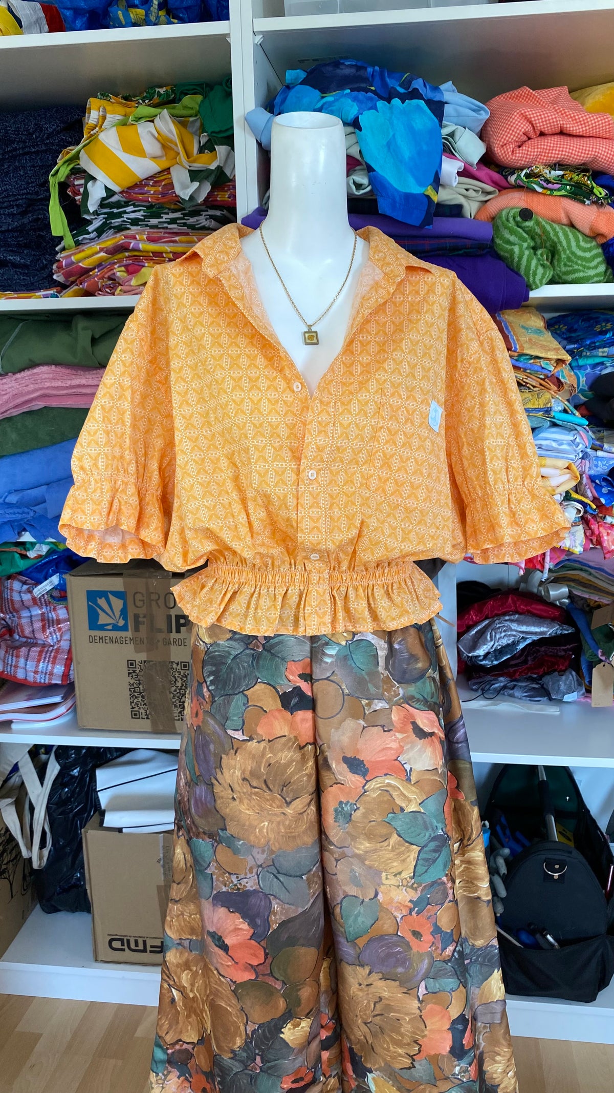 Intemporelle • T. 38 à 42 • Chemise crop orange à motifs