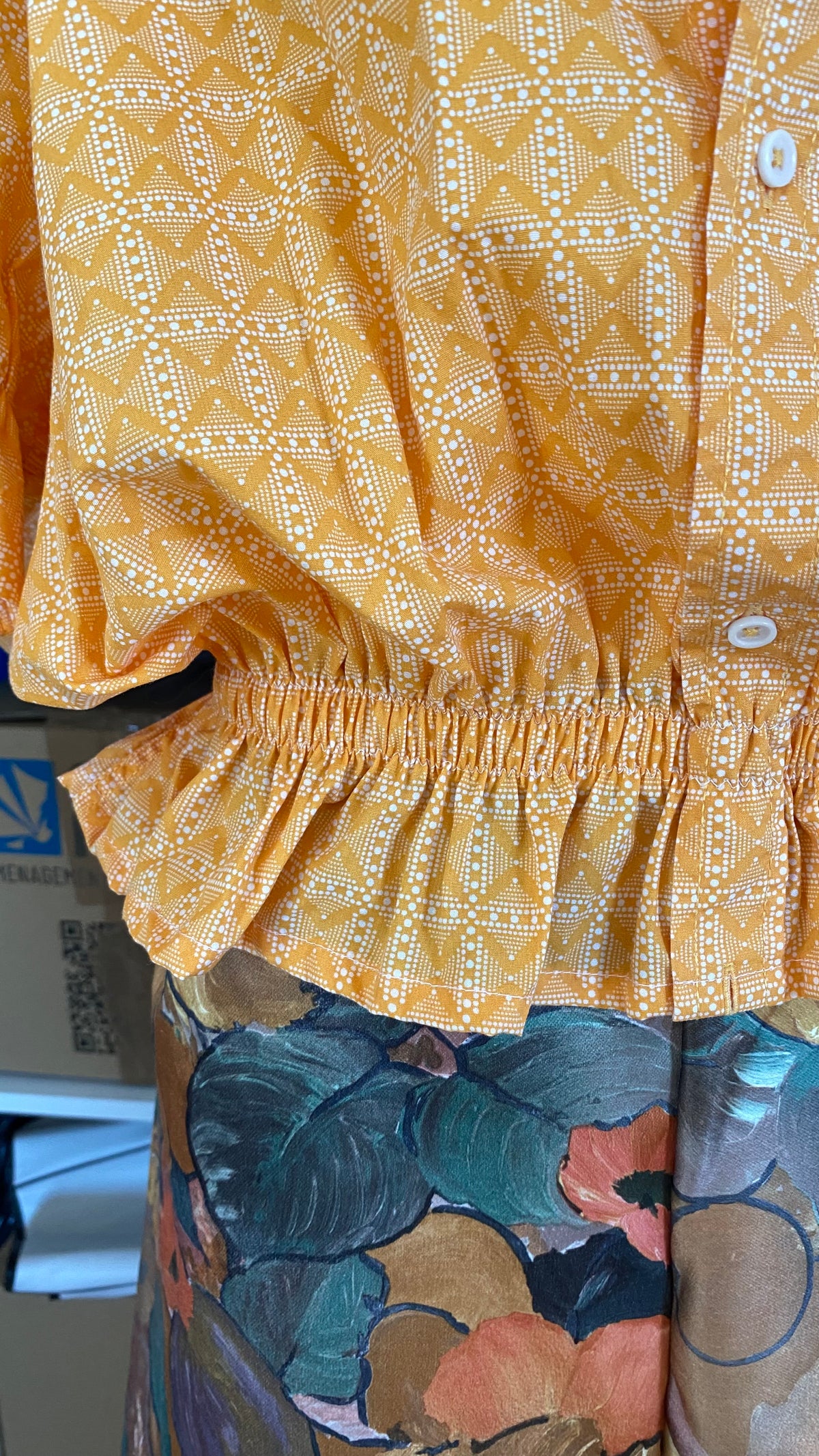 Intemporelle • T. 38 à 42 • Chemise crop orange à motifs