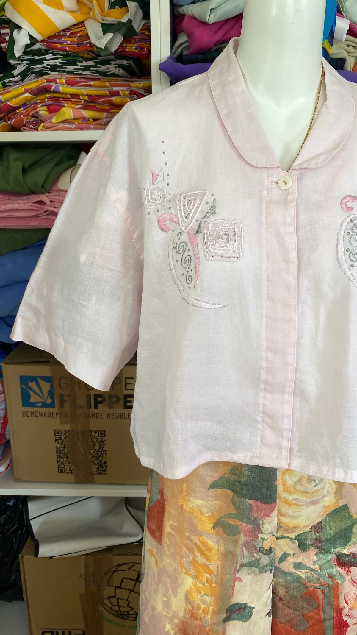 Cropped • T. 40 à 44 • Chemise rose pastel brodée