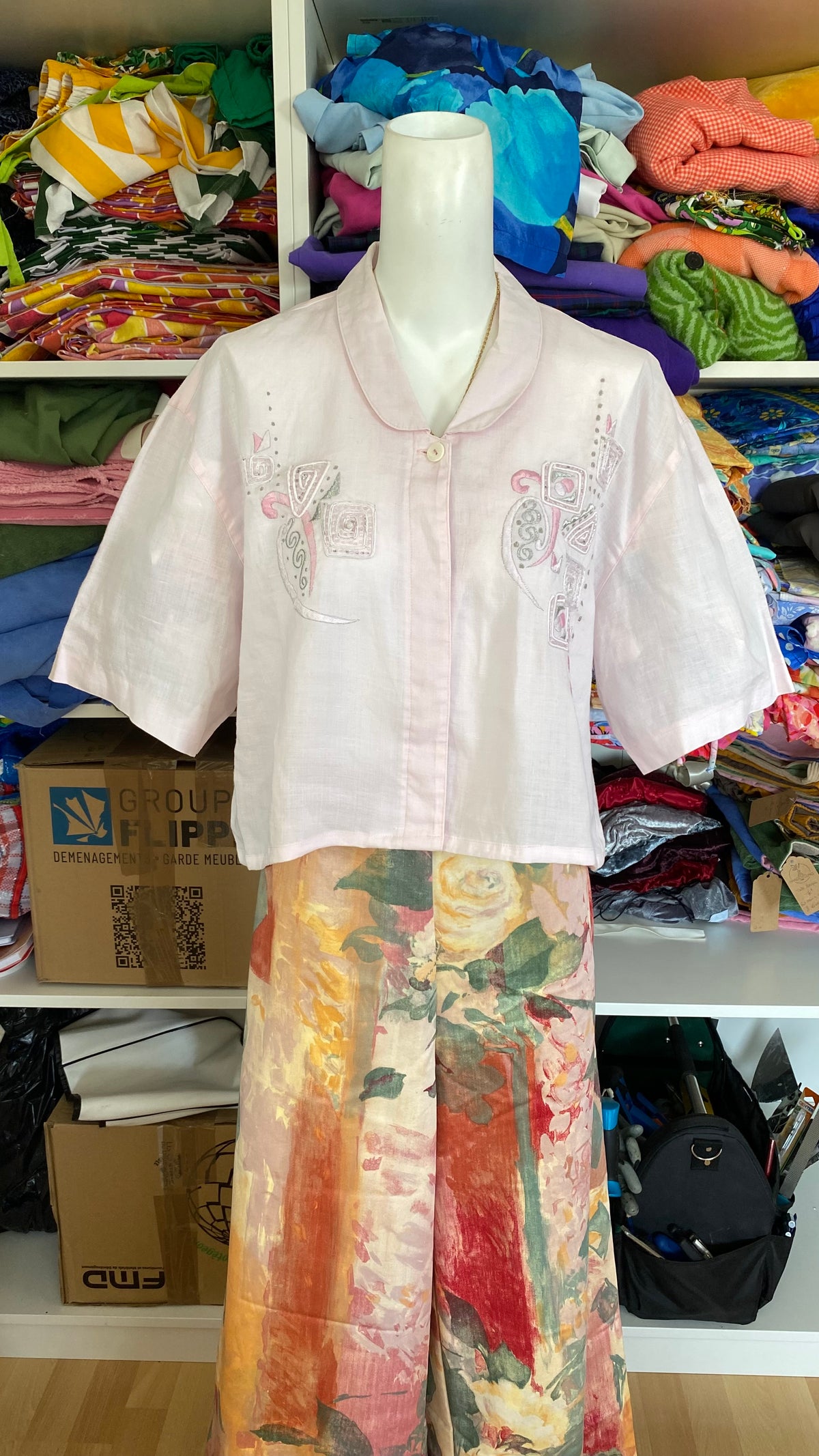 Cropped • T. 40 à 44 • Chemise rose pastel brodée