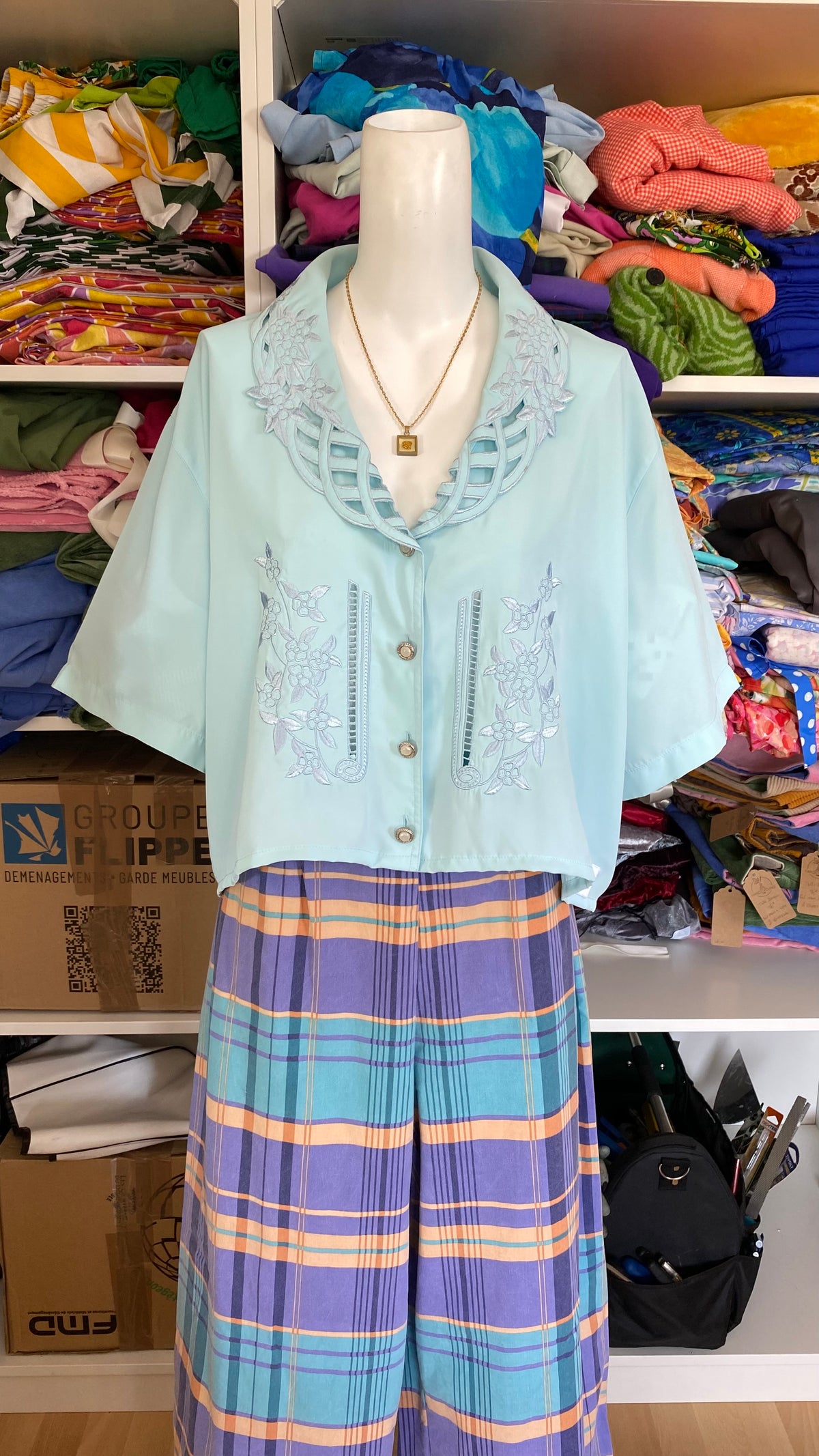 Cropped • T. 42 à 50 • Chemise bleu ciel brodée